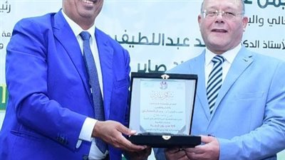 رئيس جامعة سوهاج يتسلم درع مؤسسة 