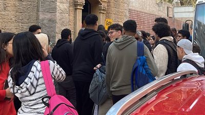 مدرسة خاصة بالنزهة تمنع دخول الطلاب بسبب المصروفات الدراسية.. صور