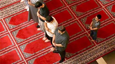 حكم صلاة المنفرد خلف الصف في المسجد.. الإفتاء توضح 