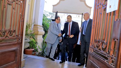 محافظ سوهاج يتفقد مكتبة رفاعة الطهطاوي