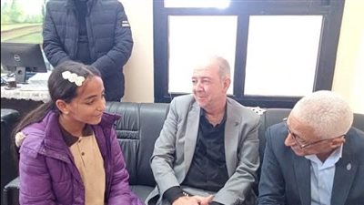 محافظ شمال سيناء يّكرم طالبتين لتمثيلهم المشرف للمحافظة 