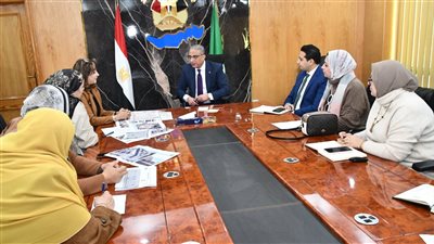 محافظ الفيوم يناقش خطط ومقترحات تطوير الأسواق