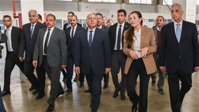وزير الصناعة ومحافظ الشرقية يتفقدان مصانع النساجون الشرقيون بالعاشر من رمضان 