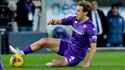 لاعب فيورنتينا يخضع لجراحة زرع جهاز لتنظيم ضربات القلب