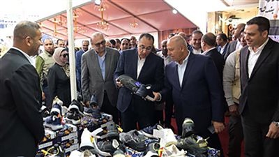 رئيس الوزراء يتفقد مصنع 