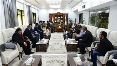 وفد من وزارة الشباب والرياضة يلتقى بالمحافظ لبحث أزمة استاد نجع حمادى  