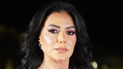 رانيا يوسف تروج لمسرحية حاوريني يا كيكي بفستان لافت 