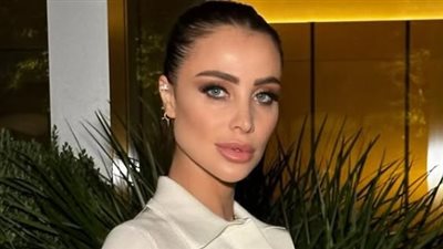 البدلة النسائية تميز قوام أنابيلا هلال الممشوق (صور)