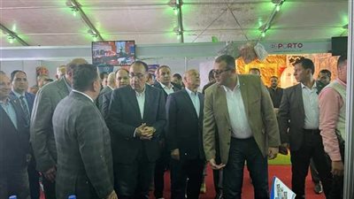 رئيس الوزراء يتفقد معرض 