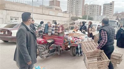 الباعة الجائلين يحكمون ميادين الشرقية