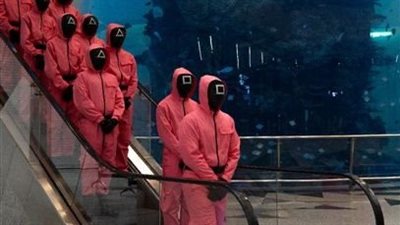 مفاجأة بمطار جدة.. الحراس الورديون يصلون قبل الموسم الثاني من «لعبة الحبار» 