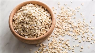 دقيق الشوفان: علاج طبيعي لتهدئة البشرة الجافة والملتهبة