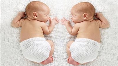 هل تؤثر الأنظمة الغذائية للتوأم على بعضهم البعض؟.. دراسة تكشف التفاصيل 