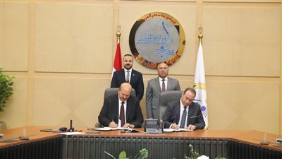 النقل: توقيع عقد اتفاق مؤسسي لإنشاء أول مشروع من نوعه فى مصر لتخريد السفن بميناء دمياط