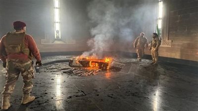 مشاهد من أمام قبر حافظ الأسد بعد إضرام النار فيه.. فيديو