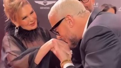 سعد لمجرد يستقبل يسرا بالأحضان وتقبيل اليد (صور)