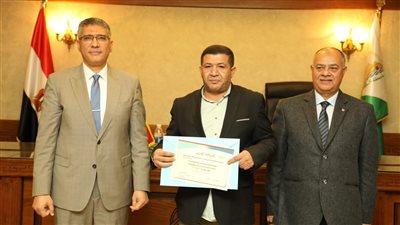 محافظ الجيزة يكرم أوائل الدورات التدريبية لموظفي الديوان العام والمراكز والمدن والأحياء