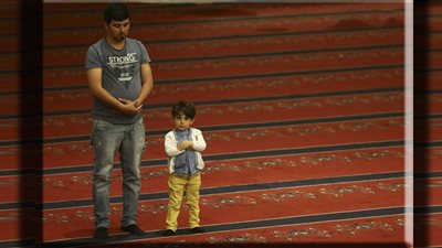 كيف تعود طفلك على الصلاة 