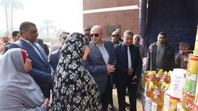 محافظ بني سويف يتفقد منفذ السلع الأساسية والتموينية بببا