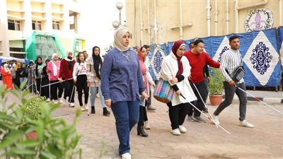 مسيرة لطلاب وقيادات جامعة الزقازيق بالعصا البيضاء لٍمُحاكاة ذوي الإعاقة البصرية