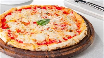 طريقة تحضير بيتزا مارجريتا بخطوات بسيطة