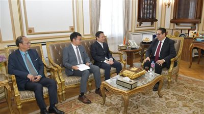 رئيس جامعة القاهرة يبحث تعزيز التعاون مع وفد جامعة بكين