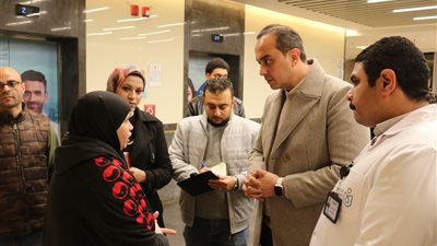 السبكي يتفقد أقسام الطوارئ والعيادات المسائية والرعايات المركزة بمجمع السويس الطبي