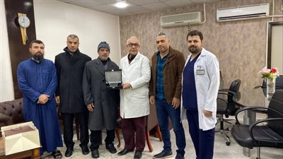 مصاب فلسطيني يقدم هدية تذكارية لأطباء مستشفى الهرم تقديراً لمجهوداتهم المبذولة خلال رحلة علاجه