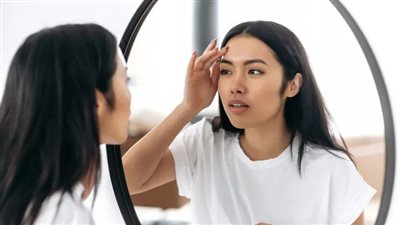 أسباب ظهور الرؤوس البيضاء وطرق التخلص منها 