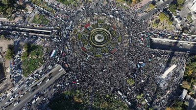 احتفالات عارمة بنجاح الثورة السورية في ساحة الأمويين بدمشق.. فيديو