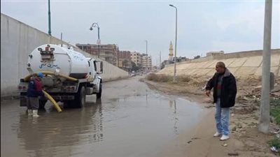 سحب مياه الأمطار من شوارع شمال سيناء 