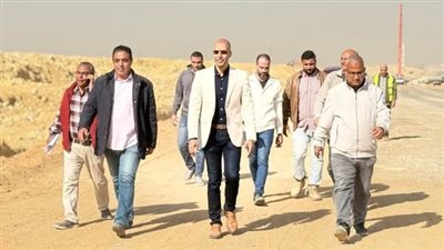 وزير الإسكان يُتابع تنفيذ مشروعات الطرق والمرافق بمساحة 16 ألف فدان بامتداد القاهرة الجديدة