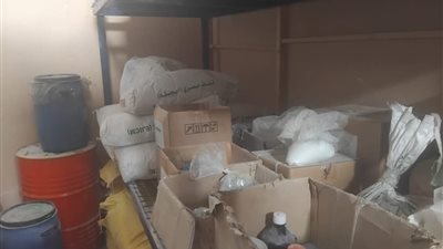 ضبط 3 طن مواد خام و715 ألف عبوة مجهولة المصدر بالسادات 