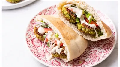 حضري شطائر الفلافل مع الطحينة وتمتعي بوجبة لذيذة ومغذية