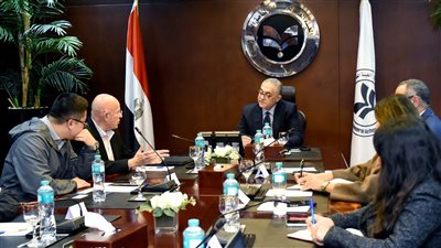 أكبر منتج للأقمشة المصبوغة والقمصان في العالم يبحث إنشاء مصنع بمصر