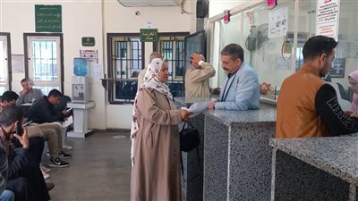 رئيس حي جنوب الغردقة يستمع لمطالب المواطنين للوقوف على مستوى الخدمة المقدمة