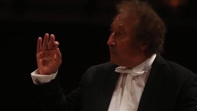 أكابيلا للأطفال يغني للكريسماس على المسرح الصغير