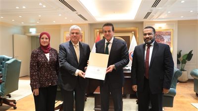 وزير التعليم العالي يستلم وثيقة أول شحنة من عقار 