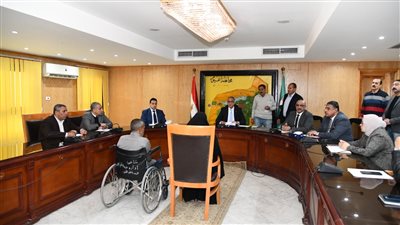 محافظ الفيوم يوجه بدراسة شكاوى عدد من سائقي موقف القاهرة 