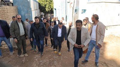محافظ أسيوط يتابع ميدانيًا إصلاح الكسر المفاجئ لخط طرد الصرف الصحي بالعتامنة