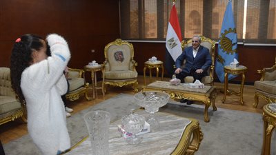 محافظ الغربية يُلبي طلب الطفلة ميرنا ويشجع موهبتها بالتقاط الصور في مكتبه