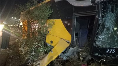 صور| اصطدام أتوبيس بمدخل محور اللواء سمير فرج ونجاة 47 من الركاب شمال الأقصر