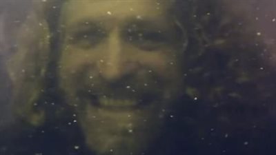 بعد 100 يوم عاش فيها تحت الماء ..عالم يكشف أسرار التحول في جسده