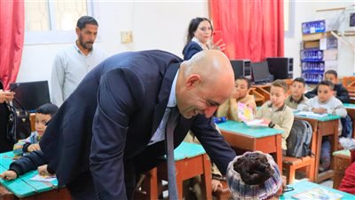 وزير التربية والتعليم يجري جولة تفقدية مفاجئة بمدرستين بالغربية 