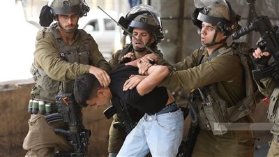 الاحتلال يعتقل 12 فلسطينيًا من الضفة