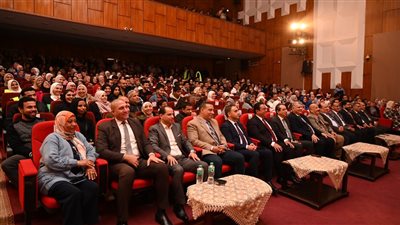 رئيس جامعة الفيوم يشهد العرض المسرحي 