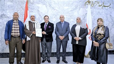 تسليم عدد من نموذج 8 تصالح للمواطنين بحي الكوثر بسوهاج 