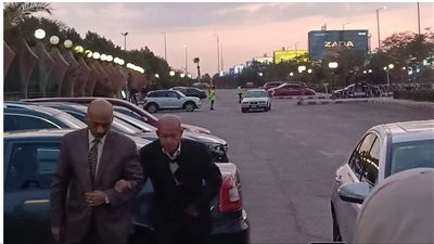 الحزن يسيطر على لطفي لبيب في عزاء نبيل الحلفاوي.. صور 