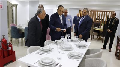 وزير قطاع الأعمال يتفقد فرع 