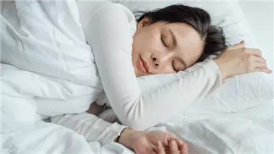 طبيب يكشف سبب سماع صوت ضربات القلب عند النوم.. هل يستدعي القلق؟